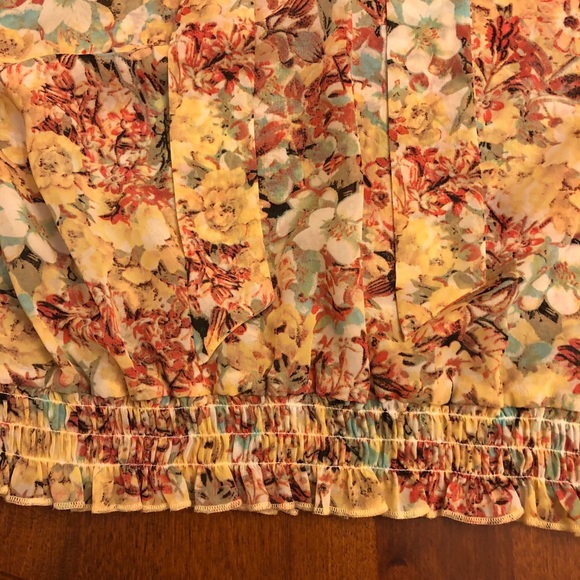 Like New Floral Sleeveless Blouse with Bow - Picture 6 of 7